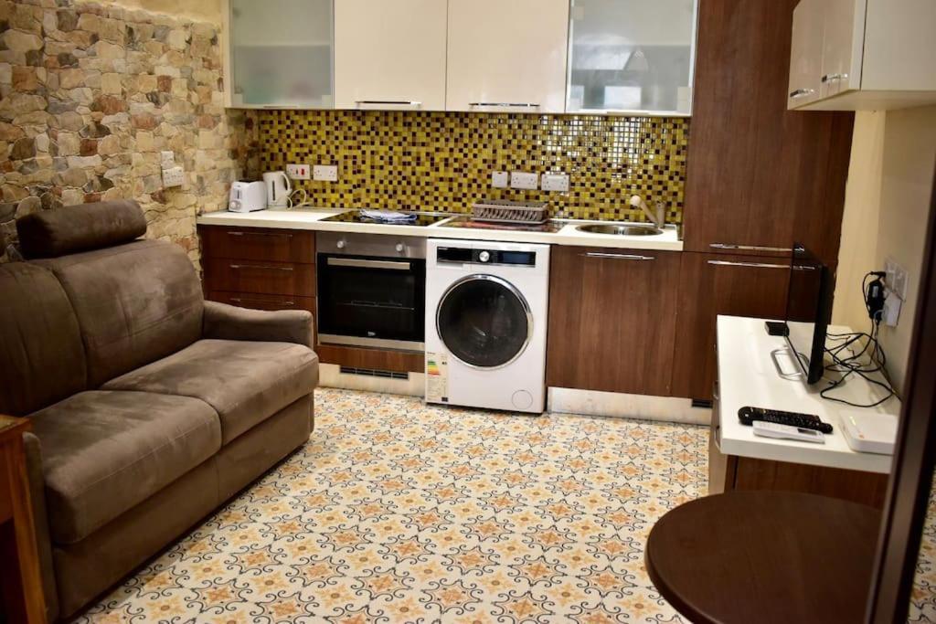 City Centre Pied-A-Terre Near Food Market And Walking Distance To Bus Terminus Валетта Экстерьер фото